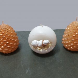 Vela piñas de navidad con vela niño de Jesús