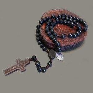 Rosario con cuentas de madera, marieta y cruz tallada + medallita