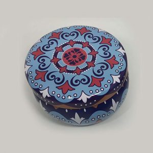 Velas en latas con hermosos diseños de mándalas, con diferentes aromas