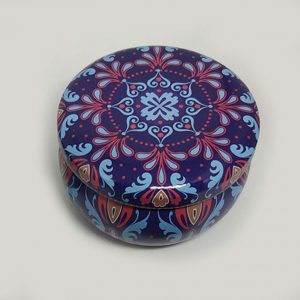 Velas en latas con hermosos diseños de mándalas, con diferentes aromas